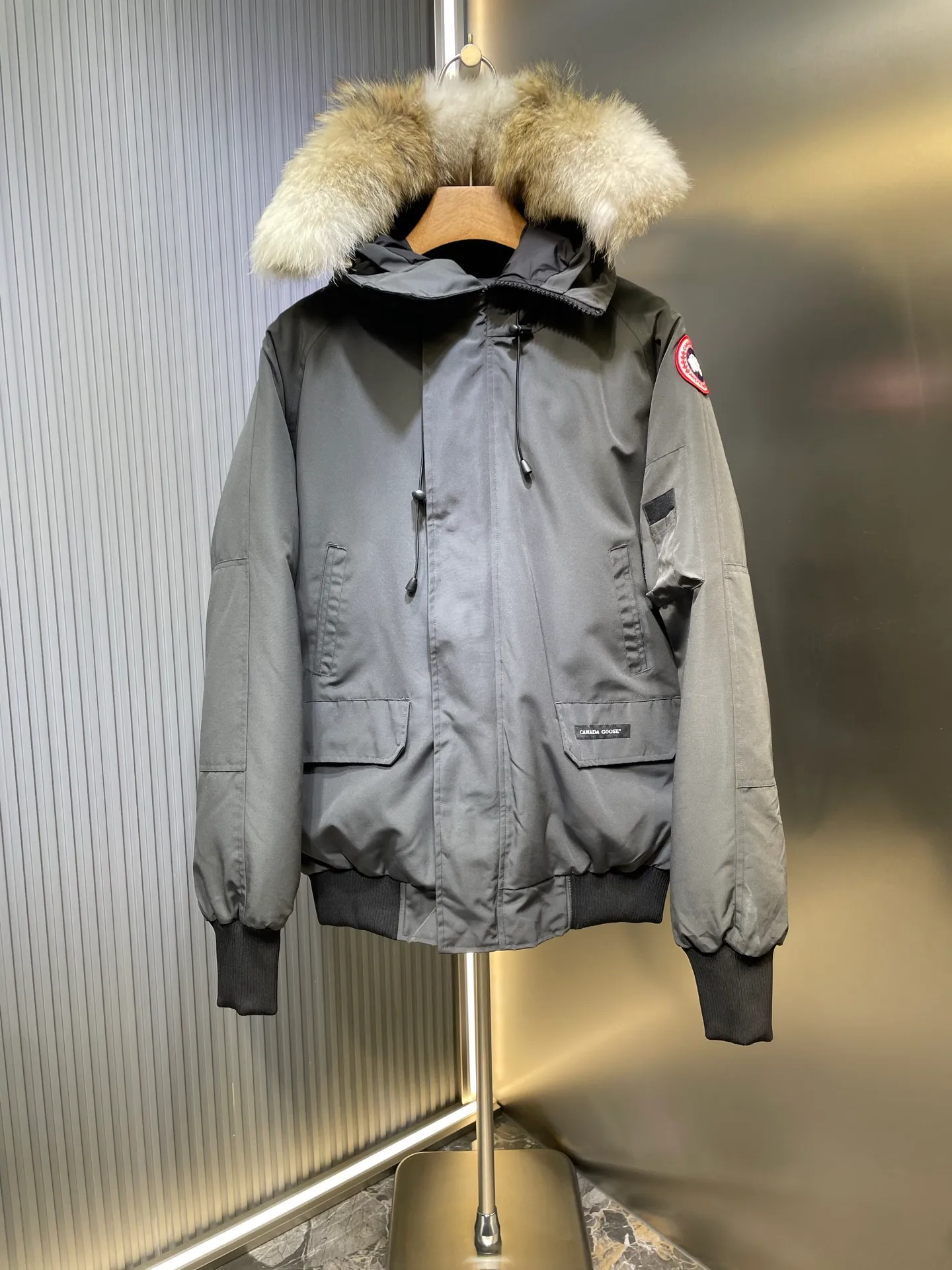 P900 special down Canada Goose Canada Goose #Chilliwack 7999M bomber jacket short down jacket/01 model #女与狠# Genuine synchronous anti-counterfeiting chip sensor! ➖ Imported 21S polyester-cotton blended original fabric [last year’s 16S/18S hard fabrics have been completely eliminated, this year all use 21S genuine synchronous fabrics, the soft mid-strap feels delicate and textured], genuine synchronous Feather-Light 10D waterproof coating fabric, made of 84.5 polyester fiber and 15.5 cotton, 100% the best feel in the entire network! ➖ The genuine official website is synchronized with the national standard 80 white duck down, you can check the official website customer service, there will never be a series of misleading claims such as 90 down or goose down! ➖ Using the best nylon lining with double double-layer sealing design, velvet-proof No. 7 needle + grid-filled down ready-made garments, there is 100% no so-called velvet running! ➖ The cuffs are designed with thickened seamless threads, and the collar and pockets are lined with top-quality polar fleece to keep you warm and comfortable! ➖ Yoshida YKK provides original custom-made electroplated sliders. YKK two-way lockable zippers are tight and smooth and will not peel off paint! ➖ 3M composite guarantees that the Velcro is the same as the original, durable, and all accessories and hardware are custom-made! ➖ Imported BEHRINGER embroidery machine to customize the 10,000-needle embroidery logo, 98% of which can be reproduced to restore the original logo. You can check and compare on the official website! ➖ The fur collars are all made of large pieces of Western Canadian blue wolf hide, ensuring that each fur collar is 13-15cm wide!   Size:XS-XXL